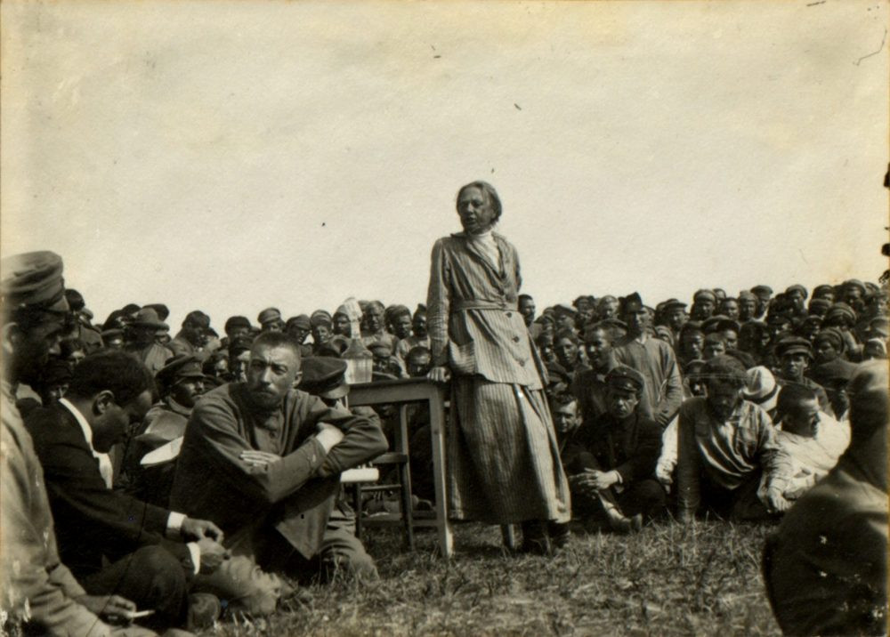 Năm 1894, sau một buổi dạy học, bà Krupskaya đến tham gia buổi tọa đàm tại thành phố Saint Petersburg. Tại đây, bà Krupskaya gặp người chồng tương lai của mình, chính là lãnh tụ Lenin. Hai người đã nói chuyện, tranh luận và trao đổi về nhiều vấn đề trong hoạt động cách mạng. Ảnh: discoverunil.