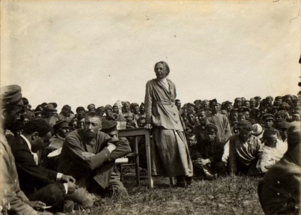 Năm 1894, sau một buổi dạy học, bà Krupskaya đến tham gia buổi tọa đàm tại thành phố Saint Petersburg. Tại đây, bà Krupskaya gặp người chồng tương lai của mình, chính là lãnh tụ Lenin. Hai người đã nói chuyện, tranh luận và trao đổi về nhiều vấn đề trong hoạt động cách mạng. Ảnh: discoverunil.