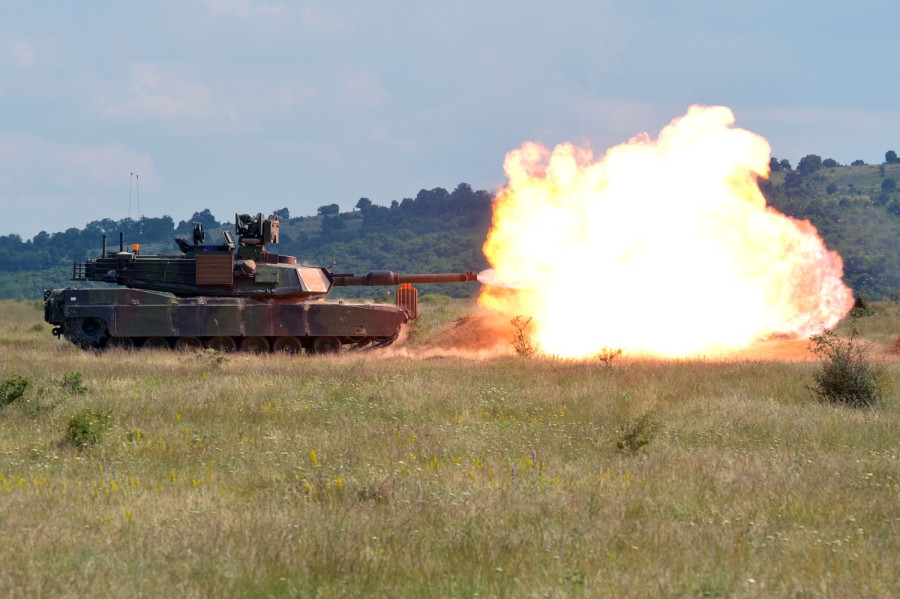 Trong khi đó, Abrams M1A2 là phiên bản cải tiến của Abrams M1A1 với thiết bị ngắm được ổn định hoàn toàn, hệ thống phát hiện sự cố, hệ thống liên lạc radio địa/không 1 kênh, bộ điều khiển điện tử,... Ảnh: Military Today.