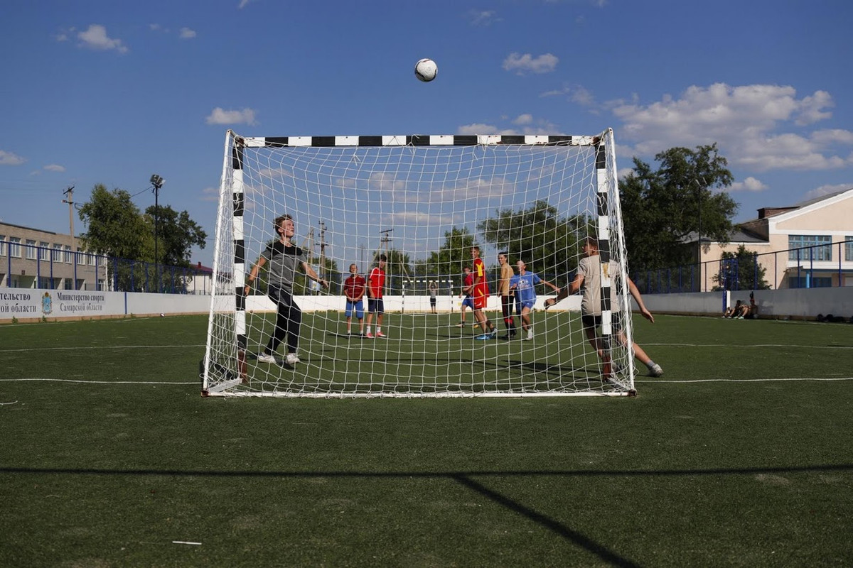 Theo hãng thông tấn Reuters, Dimitri Strazhkov, 15 tuổi, cùng nhiều đứa trẻ khác ở mọi lứa tuổi thường chăm chỉ luyện tập trên sân bóng nhỏ trong ngôi làng Aleksandrovka được xây dựng cách đây 5 năm. (Nguồn ảnh: Reuters)