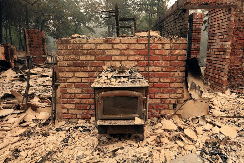 Cảnh tượng tan hoang tại một ngôi nhà ở thành phố Redding sau khi bị “bà hỏa” ghé thăm.