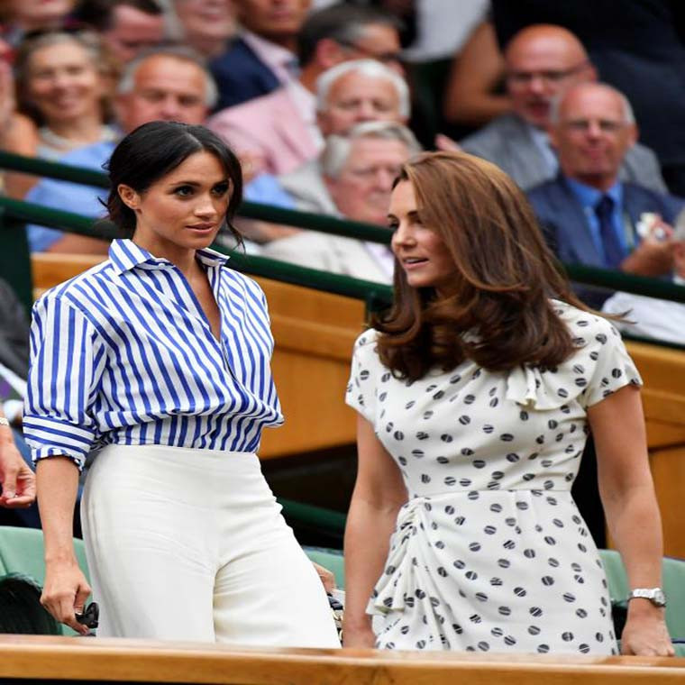 Công nương Markle mặc áo kẻ sọc kết hợp với quần ống rộng màu trắng. Ảnh: Cosmopolitan.