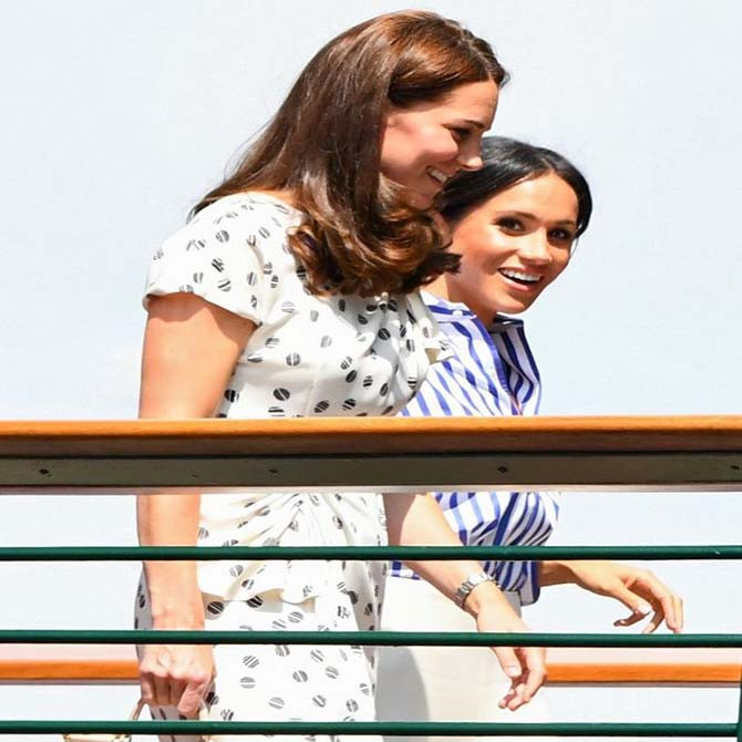 Họ trò chuyện vui vẻ trên đường tới xem trận đấu. Ảnh: Mirror.