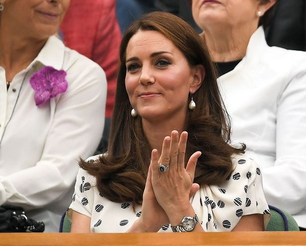 Công nương Kate liên tục vỗ tay trong lúc theo dõi trận đấu. Ảnh: Mirror. 