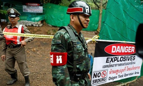 Lực lượng cảnh sát, quân đội Thái Lan phong tỏa các lối đi dẫn lên hang Tham Luang để phục vụ cho chiến dịch giải cứu sáng 8/7. Ảnh: Reuters.