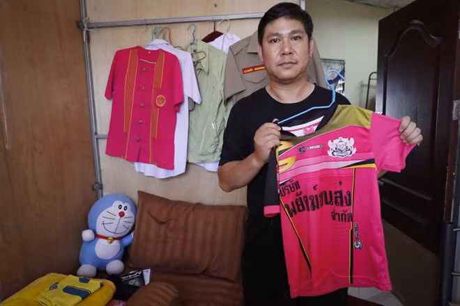 Ông Banphot Konkum và chiếc áo mà cậu bé Duangpetch thường mặc khi tập luyện. Ảnh: AP.