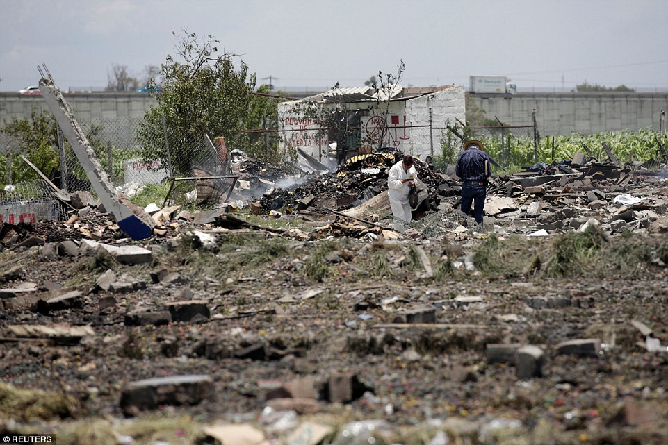 Tính đến thời điểm hiện tại, ít nhất 19 người thiệt mạng và 40 người khác bị thương trong vụ nổ kho pháo hoa kinh hoàng ở Mexico. Ảnh: Reuters.