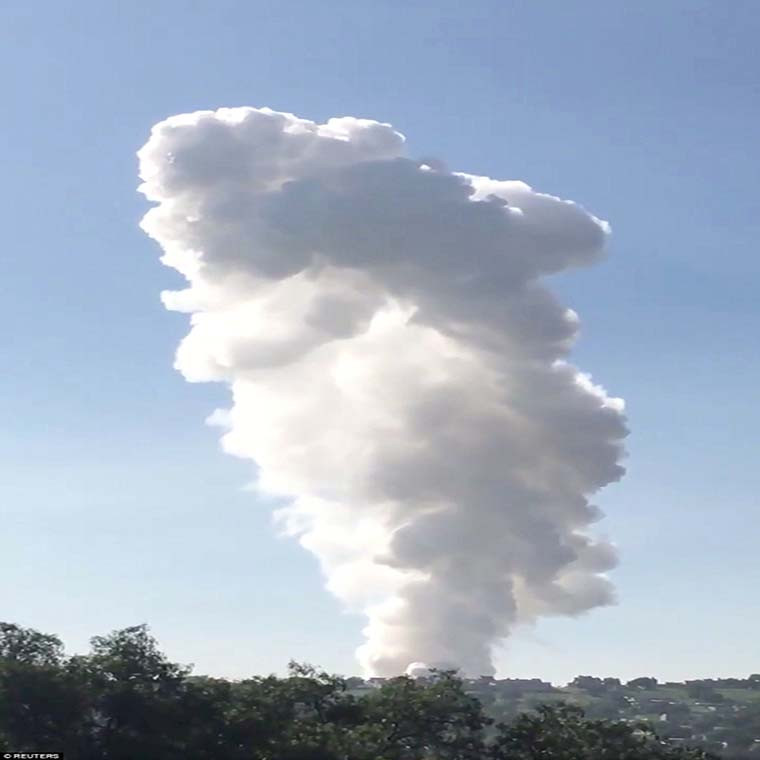 Cột khói khổng lồ bốc lên từ hiện trường vụ nổ. Ảnh: Reuters.