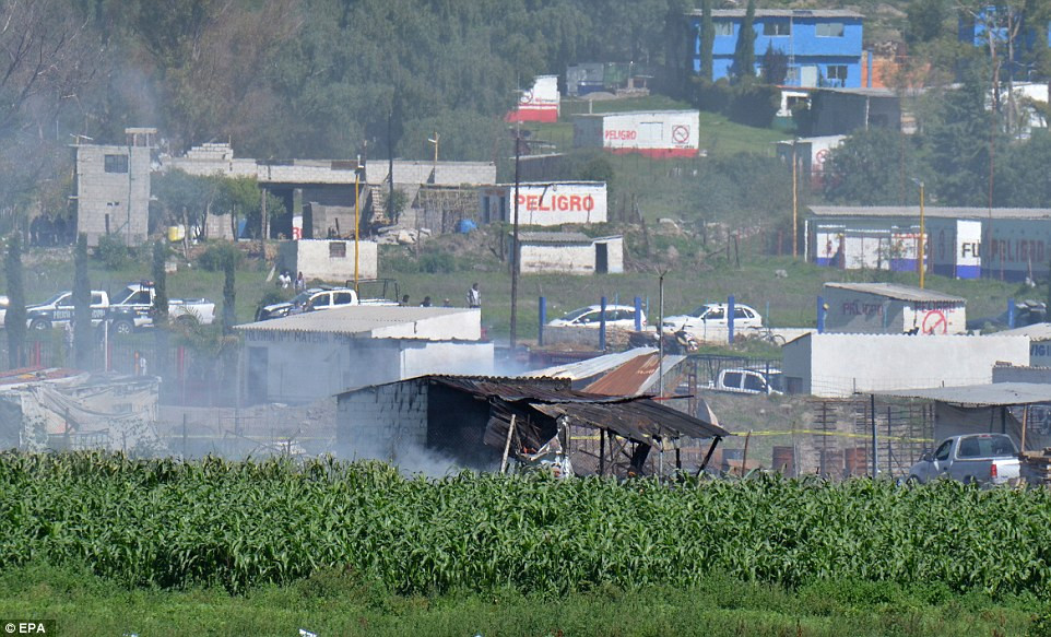 Trước đó, hồi tháng 12/2016, hàng chục người thiệt mạng trong vụ nổ tại khu chợ pháo hoa ngoài trời ở Tultepec. Ảnh: EPA.