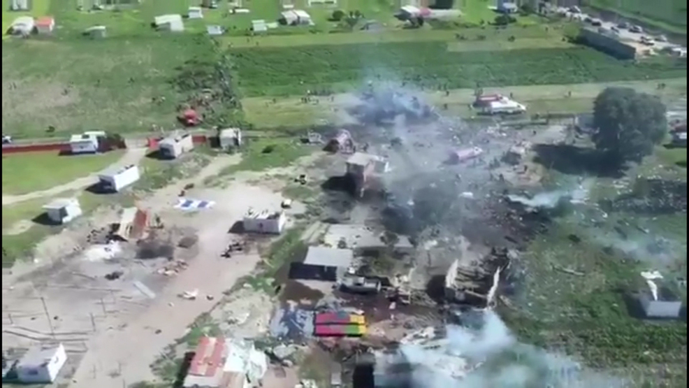 Cảnh tượng tan hoang tại hiện trường nổ kho pháo hoa ở Tultepec nhìn từ trên cao. Ảnh: CNN.