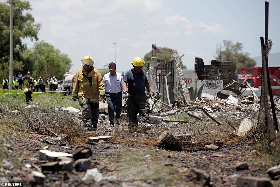 Theo Daily Mail, vụ nổ xưởng pháo hoa ở Mexico xảy ra tại đô thị Tultepec vào ngày 5/7. Được biết, vụ nổ đầu tiên xảy ra tại một nhà xưởng vào khoảng 9h30 ngày 5/7 (giờ địa phương), sau đó nhiều nhà kho xung quanh đều phát nổ. Ảnh: Reuters.