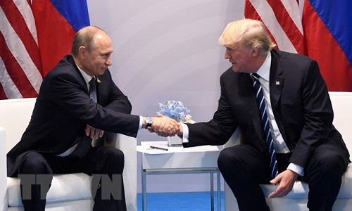 Tổng thống Mỹ Donald Trump (phải) và Tổng thống Nga Vladimir Putin trong cuộc gặp bên lề Hội nghị thượng đỉnh G20 tại Hamburg, Đức, ngày 7/7/2017.