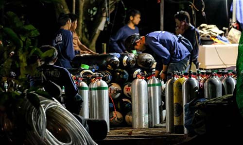 Lực lượng cứu hộ cần đặt lại các bình oxy trong hang Tham Luang trước khi tái khởi động chiến dịch giải cứu đội bóng. Ảnh: Getty.