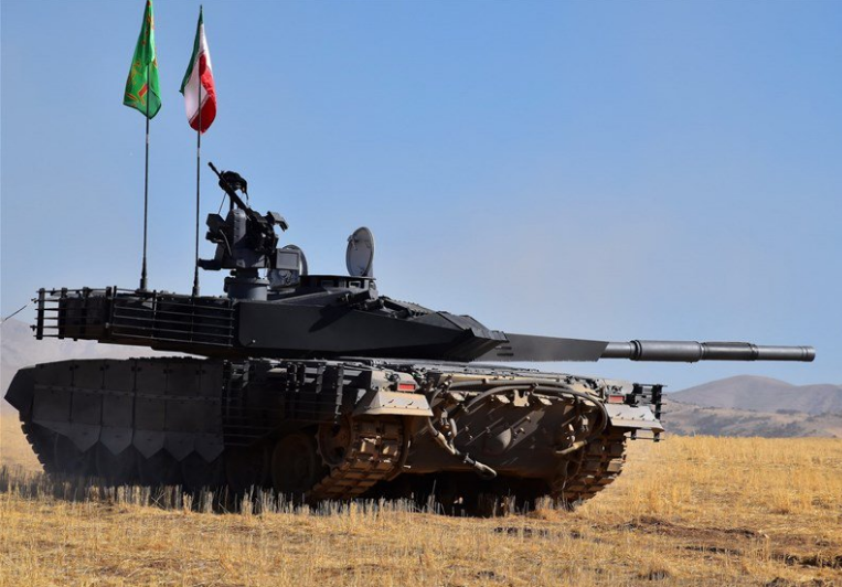 Xe tăng chiến đấu chủ lực mới do Iran sản xuất được trang bị hệ thống kiểm soát hỏa lực quang học điện tử hiện đại, máy định tầm laser, máy tính trường đạn và có thể khai hỏa nhằm vào mục tiêu cố định và di động vào cả ban ngày lẫn ban đêm. Ảnh: Twitter.