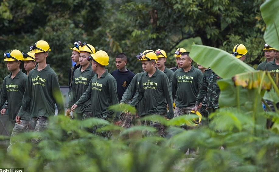 Tại cuộc họp báo tối 9/7, Tỉnh trưởng Chiang Rai Narongsak Osatanakorn cho biết chưa thể công bố thời gian chính xác cho cuộc giải cứu tiếp theo để đưa 5 người còn lại ra khỏi hang. Nhưng theo ông Osatanakorn, lực lượng cứu hộ cần thêm 20 giờ nữa. Ảnh: Getty.