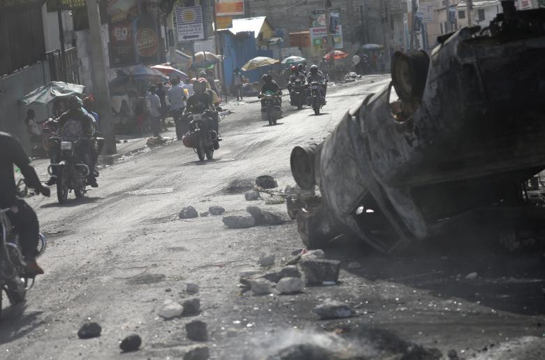 Trước đó, ngày 6/7, Chính phủ Haiti công bố biểu giá các loại nhiên liệu mới. Cụ thể, giá xăng sẽ tăng 38%, dầu diesel tăng 47% và kerosene tăng 51%. Ngay lập tức, kế hoạch này đã làm thổi bùng cuộc biểu tình dữ dội tại nhiều thành phố.