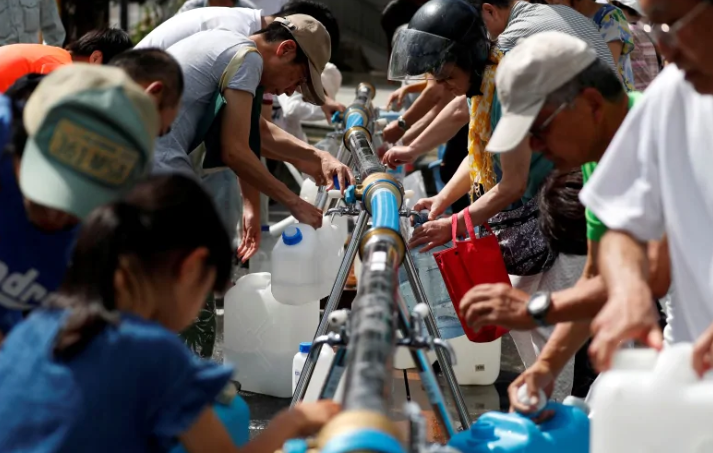 Người dân địa phương lấy nước sử dụng tại một địa điểm cung cấp nước ở Mihara, tỉnh Hiroshima. Ảnh: Reuters. Người dân địa phương lấy nước sử dụng tại một địa điểm cung cấp nước ở Mihara, tỉnh Hiroshima. Ảnh: Reuters.