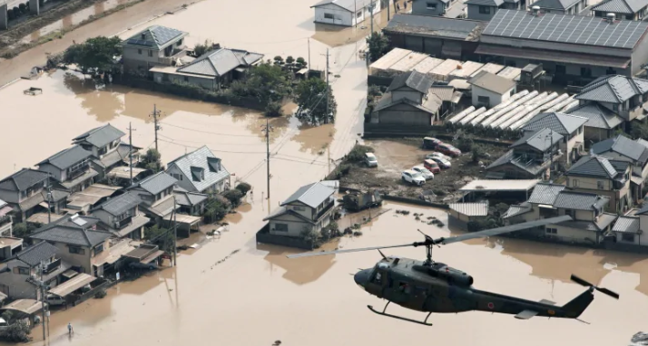 Nhiều ngôi nhà bị nước lũ cô lập tại một khu vực ở Kurashiki. Ảnh: Kyodo. Nhiều ngôi nhà bị nước lũ cô lập tại một khu vực ở Kurashiki. Ảnh: Kyodo.