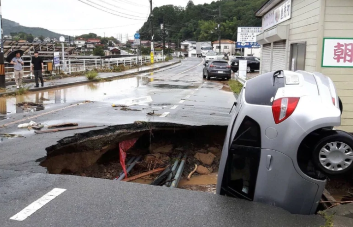 “Hố tử thần” xuất hiện “nuốt chửng” một chiếc ô tô ở Kumano. Ảnh: CBC.ca. “Hố tử thần” xuất hiện “nuốt chửng” một chiếc ô tô ở Kumano. Ảnh: CBC.ca.