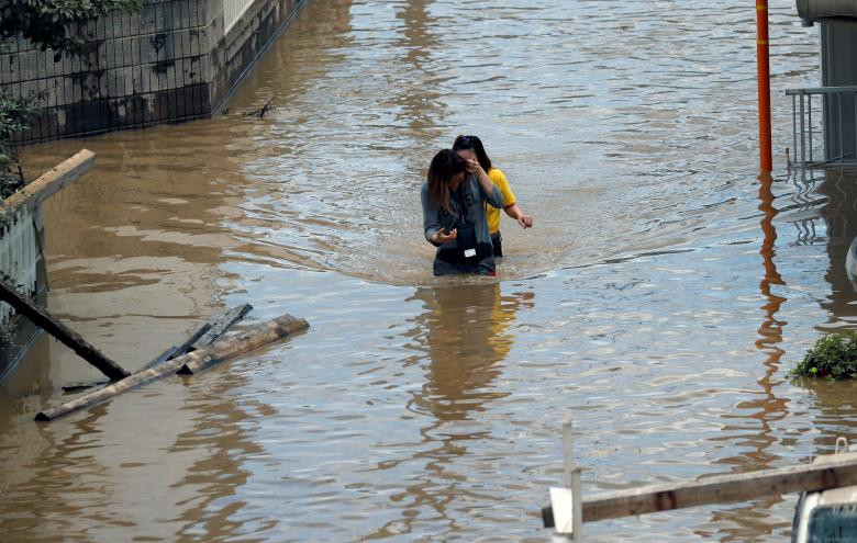 Thủ tướng Nhật Bản Shinzo Abe đã hủy các chuyến công du nước ngoài để ở lại chỉ đạo hoạt động đối phó với trận lũ lụt tồi tệ nhất xảy ra ở nước này kể từ năm 1983. Ảnh: Reuters. Thủ tướng Nhật Bản Shinzo Abe đã hủy các chuyến công du nước ngoài để ở lại chỉ đạo hoạt động đối phó với trận lũ lụt tồi tệ nhất xảy ra ở nước này kể từ năm 1983. Ảnh: Reuters.