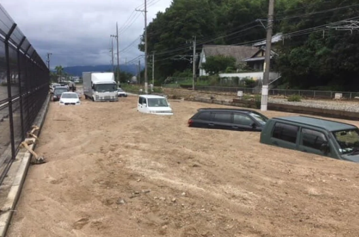 Những chiếc ô tô bị mắc kẹt sau trận lũ ở Kumano. Ảnh: CBC.ca. Những chiếc ô tô bị mắc kẹt sau trận lũ ở Kumano. Ảnh: CBC.ca.