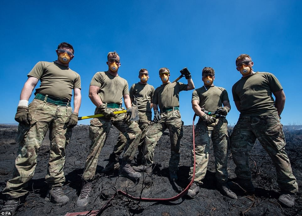 Các binh sĩ Anh đeo mặt nạ phòng độc khi chiến đấu với đám cháy rừng ở Saddleworth Moor.