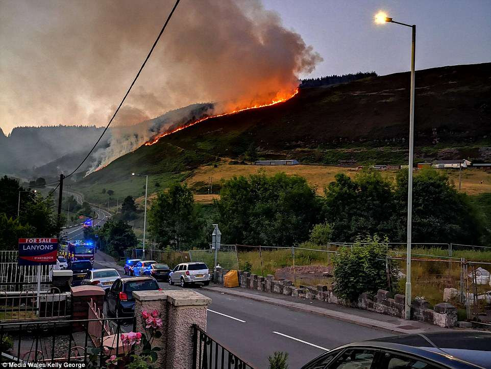 Ba đám cháy rừng xảy ra tại khu vực núi Maerdy ở thung lũng xứ Wales.