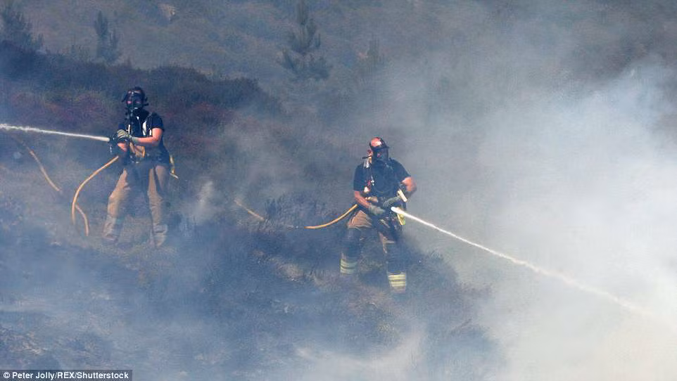 Lực lượng cứu hộ chiến đấu với ngọn lửa ở Schlod, gần Inverness ở Scotland.