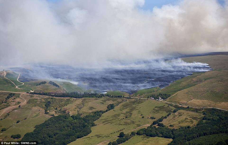 Lực lượng cứu hỏa đã phải chiến đấu với những đám cháy rừng dữ dội trên đồi Winter, Horwich (ảnh), và Scout Road gần Bolton ở Anh trong suốt mấy ngày qua. (Nguồn: Daily Mail).
