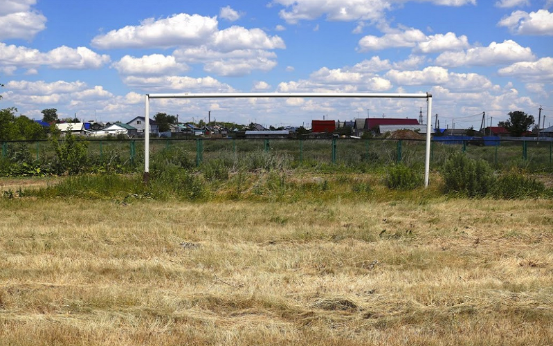 Đối với những đứa trẻ trong ngôi làng này, sân bóng chính là nơi gắn kết chúng với nhau.