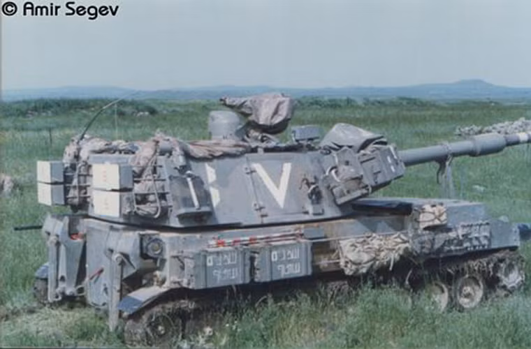 Pháo tự hành M109 là loại vũ khí hỗ trợ chiến đấu có tính di động cao. Vũ khí chính của nó là pháo M126 155 mm. M109 có phạm vi hoạt động 350 km và có thể đạt tốc độ 56 km/h. Ảnh: israeli-weapons.com.