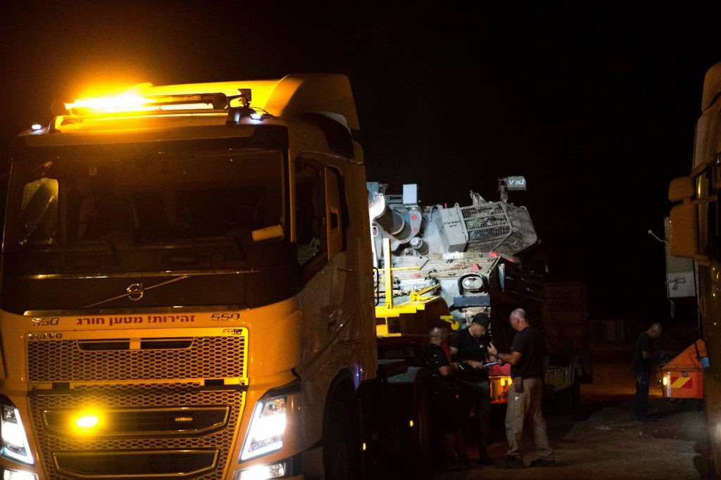 Có thể thấy, xe tăng chiến đấu chủ lực Merkava, pháo tự hành M109, xe chỉ huy M577 cùng nhiều phương tiện hạng nặng khác đã xuất hiện ở khu vực gần biên giới với Syria. Ảnh: Defence Blog.