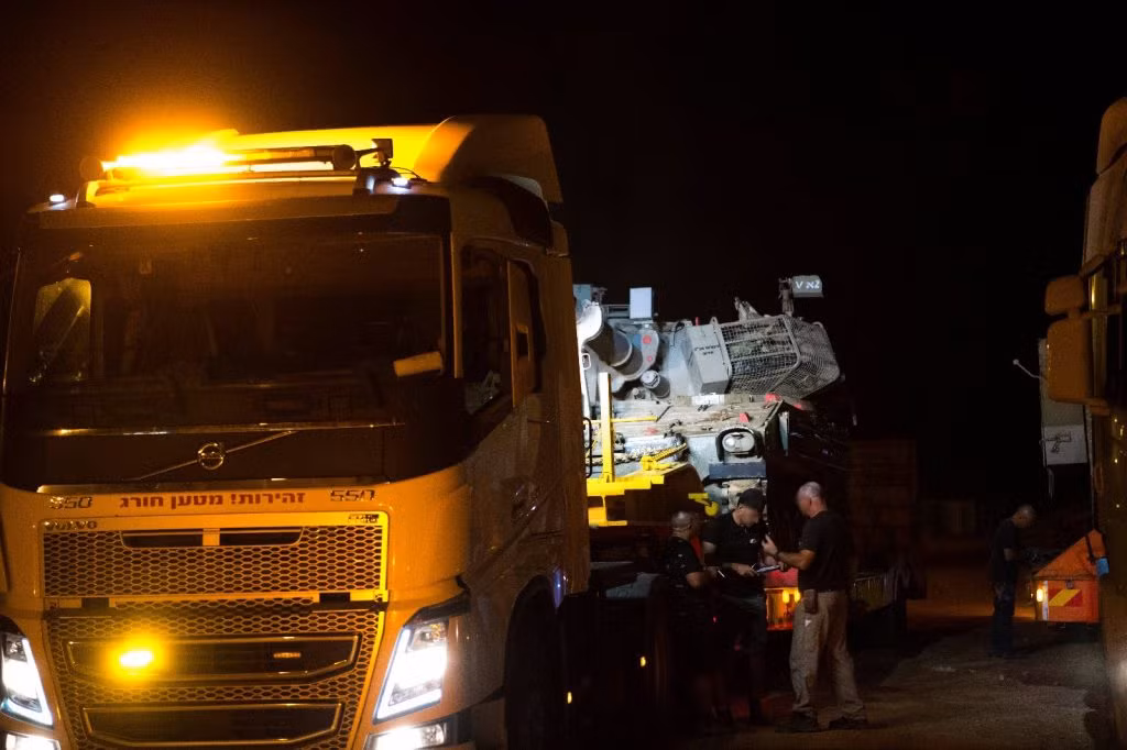 Có thể thấy, xe tăng chiến đấu chủ lực Merkava, pháo tự hành M109, xe chỉ huy M577 cùng nhiều phương tiện hạng nặng khác đã xuất hiện ở khu vực gần biên giới với Syria. Ảnh: Defence Blog.