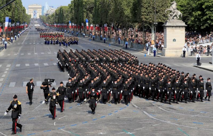 Khối sinh viên của Trường Ecole Polytechnique tham gia diễu hành. Ảnh: Reuters.