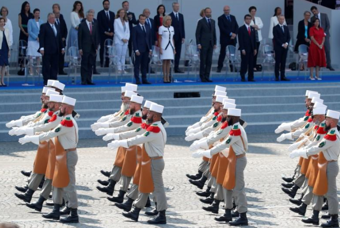 Các thành viên của Trung đoàn nước ngoài thứ nhất thuộc Binh đoàn Lê dương Pháp diễu hành trên đại lộ Champs-Elysees. Ảnh: Reuters.