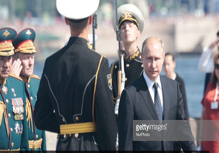 Phát biểu tại buổi lễ diễu binh chính diễn ra tại thành phố Saint Petersburg, Tổng thống Putin đã nhấn mạnh vai trò của Hải quân Nga trong cuộc chiến chống khủng bố cũng như đảm bảo thế cân bằng chiến lược. Ảnh: Getty.
