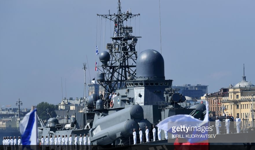 Tàu chiến Nga trên sông Neva tham gia diễu hành Ngày Hải quân tại thành phố Saint Petersburg. Ảnh: Getty.