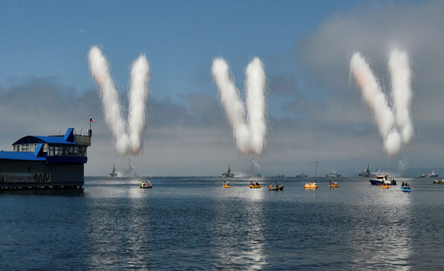 Màn trình diễn đẹp mắt của các tàu chiến tham dự lễ diễu hành Ngày Hải quân Nga hôm 29/7. Ảnh: RT.