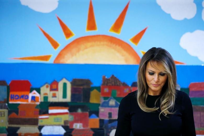 Đây là lần thứ hai chỉ trong vòng một tuần bà Melania Trump ghé thăm nơi giữ những đứa trẻ nhập cư bị tách khỏi gia đình tại khu vực gần biên giới giữa Mỹ và Mexico theo chính sách “không khoan nhượng” của Tổng thống Trump.