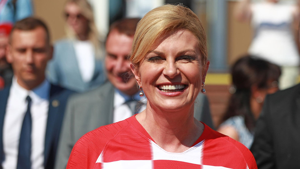 Khác với một số lãnh đạo vẫn ăn mặc chỉnh tề khi đến tham dự trận đấu có đội nhà, bà Grabar-Kitarovic xuất hiện trên khu vực VIP với nụ cười rạng rỡ và chiếc áo caro trắng - đỏ đặc trưng của Croatia, một hình ảnh có thể khiến bà bị lẫn vào bất kỳ đám đông cổ động viên nào. Khi đội nhà ghi bàn, tổng thống cũng ăn mừng cuồng nhiệt như mọi cổ động viên khác. Ảnh: Getty.