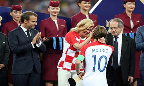 Hình ảnh buồn bã khó quên nhất trong trận chung kết FIFA World Cup 2018 là khi Tổng thống Croatia Kolinda Grabar-Kitarovic lau nước mắt cho cầu thủ Luka Modric trên bục nhận huy chương. Croatia đã thua trước Pháp với tỷ số 2-4, nhưng Modric vẫn nhận giải thưởng Quả bóng Vàng cho cầu thủ xuất sắc nhất giải (có lẽ không còn quá nhiều ý nghĩa với anh) và tổng thống Croatia rõ ràng là nhân vật thu hút được nhiều sự chú ý nhất trên hàng ghế VIP trong trận chung kết. Ảnh: Reuters.