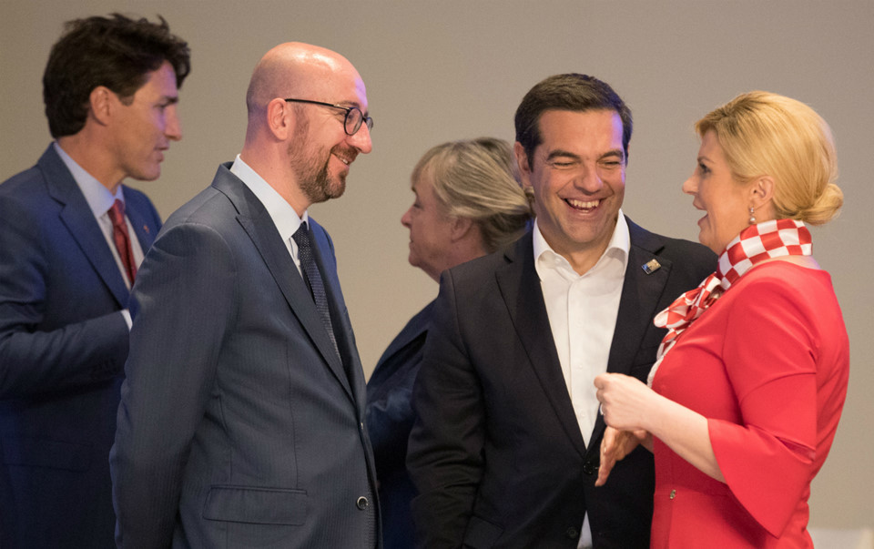 Trước lúc bay đến Moscow để chứng kiến trận chung kết, bà Grabar-Kitarovic đã tham dự cuộc họp của NATO tại Brussels, Bỉ. Trong khi lãnh đạo nước thành viên NATO vừa trải qua một kỳ họp "cân não" với Tổng thống Mỹ Donald Trump, tổng thống Croatia lại có một kỳ họp hết sức thành công chỉ đơn giản vì đội tuyển bóng đá quốc gia vào đến trận chung kết. Ảnh: Reuters.