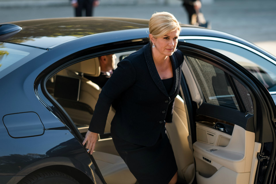 Tổng thống Grabar-Kitarovic, 50 tuổi, giữ chức tổng thống Croatia từ tháng 2/2015. Bà là người phụ nữ đầu tiên giữ cương vị này sau khi Croatia có bầu cử đa đảng vào năm 1990. Bà nhậm chức lúc 46 tuổi, trở thành người trẻ nhất nhận vị trí này tại Croatia. Trước khi trở thành tổng thống, bà đã kinh qua các chức vụ như bộ trưởng Các vấn đề châu Âu, ngoại trưởng và đại sứ Croatia tại Mỹ.