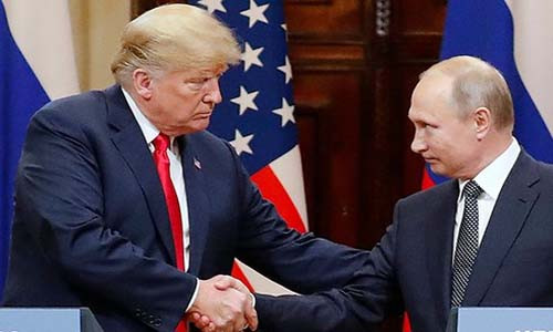 Tổng thống Mỹ Trump (trái) và Tổng thống Nga Putin tại Thượng đỉnh Mỹ-Nga ở Phần Lan. Ảnh: Cali Today.