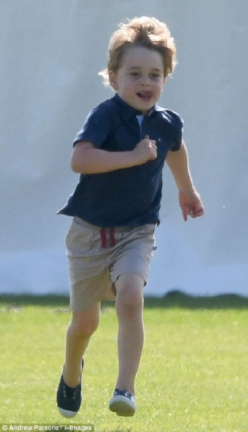 Biểu cảm đáng yêu của Hoàng tử nhí George trong khuôn viên câu lạc bộ Polo Beaufort. Ảnh: DM.