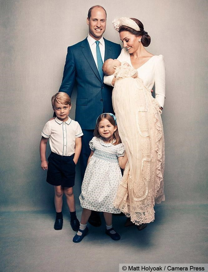 Bức ảnh cả gia đình Hoàng tử William được chụp sau lễ rửa tội của Louis hồi đầu tháng 7/2018. Trong ảnh, Hoàng tử nhí George tỏ ra khá chững chạc. Ảnh: EPA.