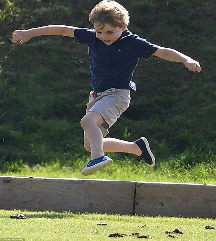 Tiểu Hoàng tử George được cho là sẽ đón sinh nhật tròn 5 tuổi của mình cùng gia đình vào ngày hôm nay 22/7 tại đảo Mustique. Ảnh: Hoàng tử nhí George nhảy qua chướng ngại vật trên sân chơi tại câu lạc bộ Polo Beaufort ở Gloucestershire, Anh. Ảnh: DM.