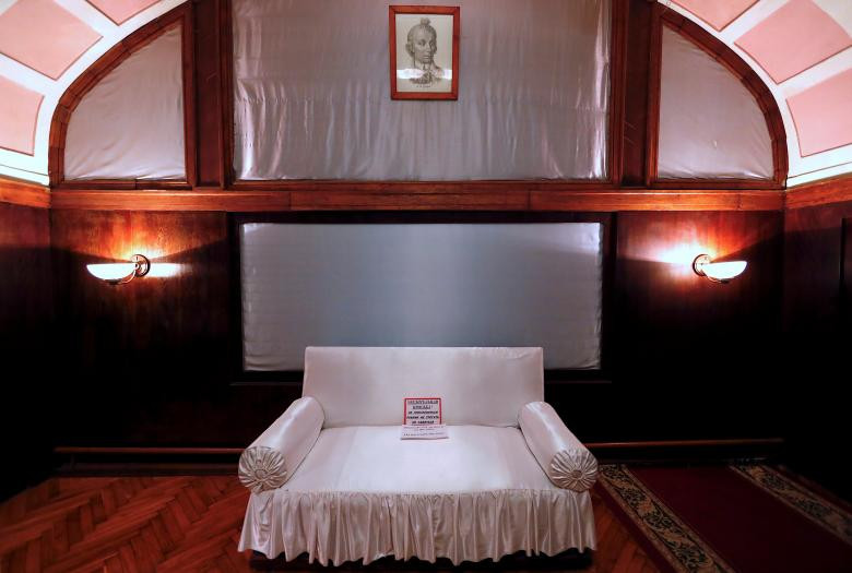 Một căn phòng bên trong boongke.