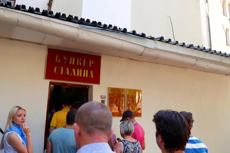 Rất đông du khách muốn vào tham quan nơi này.