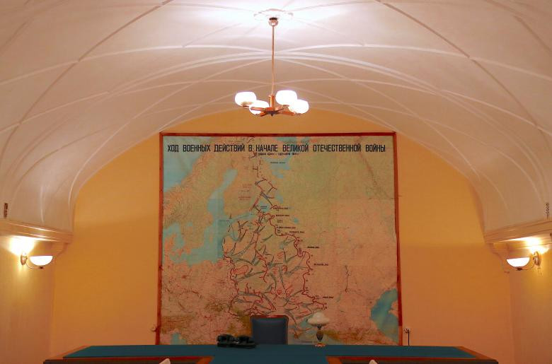 Phòng họp với tấm bản đồ lớn được treo trong boongke.